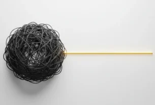 Ilustração conceitual comparando um nó caótico representando complexidade com uma linha reta dourada representando simplicidade.